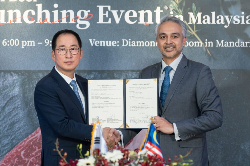 （左至右）韩国出口商Handawoon fsl co.ltd首席执行官-Ryu Chang Youl与Nova Innovation首席执行官-Jofadli Abdul Rashid进行签约仪式。