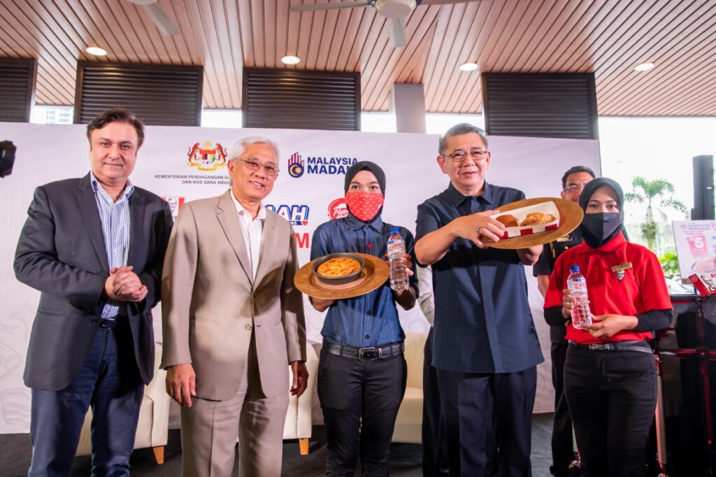 QSR Brands主席Tan Sri Jamaluddin Ibrahim（左二）及国内贸易及生活成本部长Datuk Seri Salahuddin Ayub（右二）推介KFC及Pizza Hut慈悯套餐。