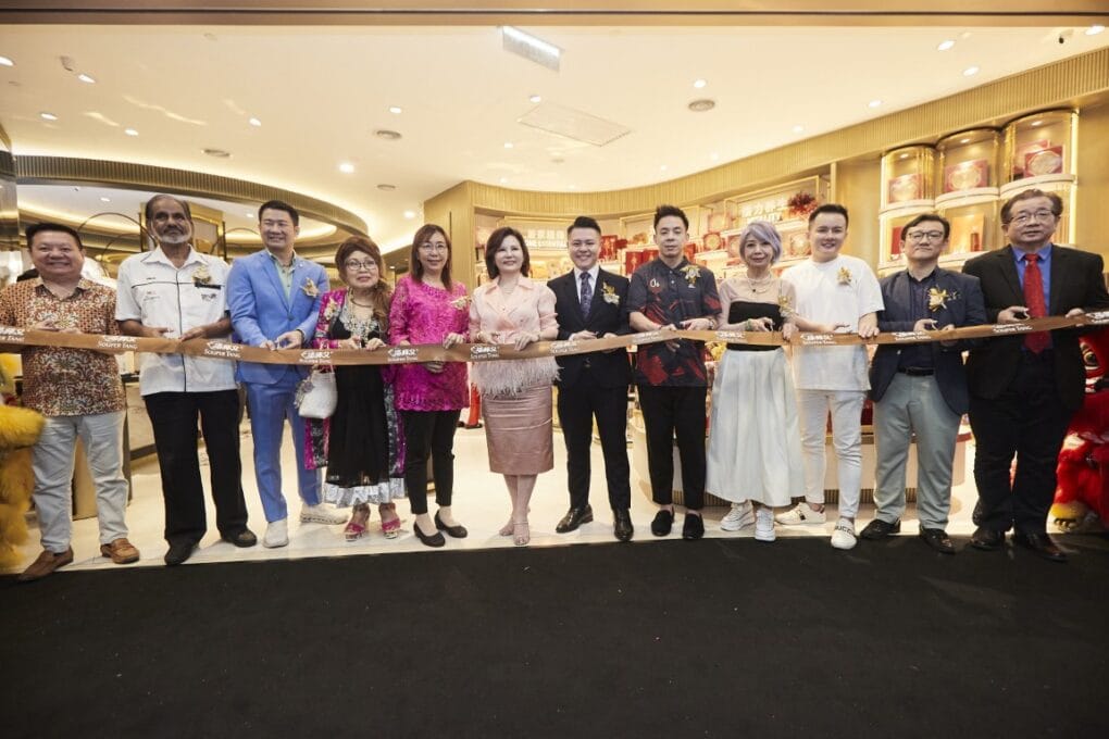 （从左至右）： Leow Fong Kam, Group Chairman of Souper Tang; K. M. Rajendran A/L Muthusamy, Vice President of the Paralympic Council; Michael Poh, Senior Director, Leasing, Sunway Malls; Susan Cheah Seok Cheng, Member of the Sunway Group EXCO; Teresa Kok Suh Sim, Member of Parliament of Seputeh; Macinndhia Teh Kim Hong, Founder and Executive Director of Souper Tang; Nevinn Leow; Cheah Liek Hou, Malaysian National Athlete & 2-time Paralympic gold medallist; Winnie Loo, President of Branding Association of Malaysia; Nelson Liew, President of the Business Networking Club (BNC) and Andrew Tan Eng Joo, Vice President Malaysian Professional Centre and Council Member, Malaysian Pharmacists Society